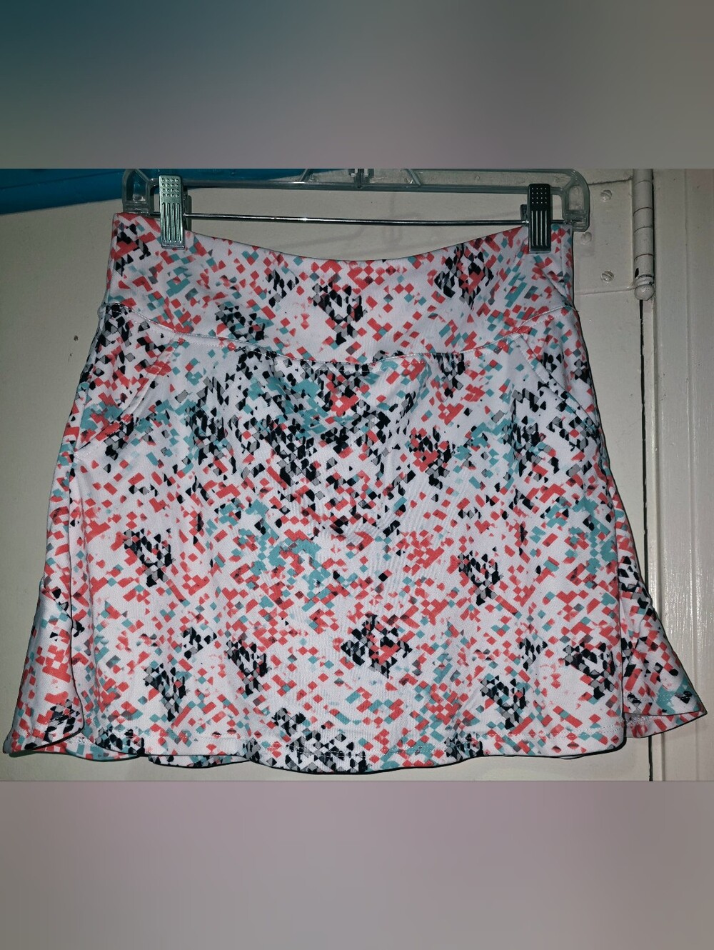 PGA Tour White Skort with Coral, Teal & Black Print. Size Small